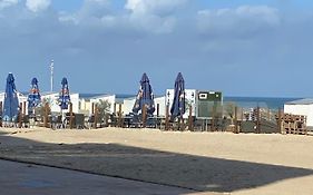 APPARTEMENT RDC AVEC 1 CHAMBRE à 5 METRES A PIED DE LA DIGUE DE LA PANNE